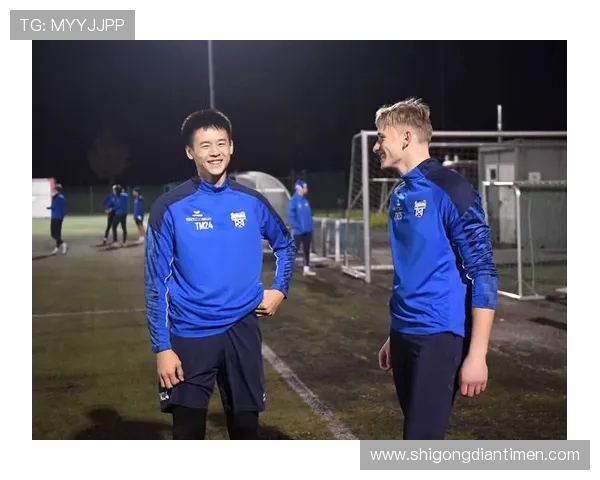 巴萨少年与日本少年足球对决展现青春激情与梦想追逐